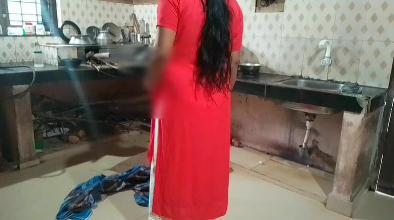 Skydreem1104: मलयाली जोड़ा घर पर किचन में लंड चुसाई कर रहा है