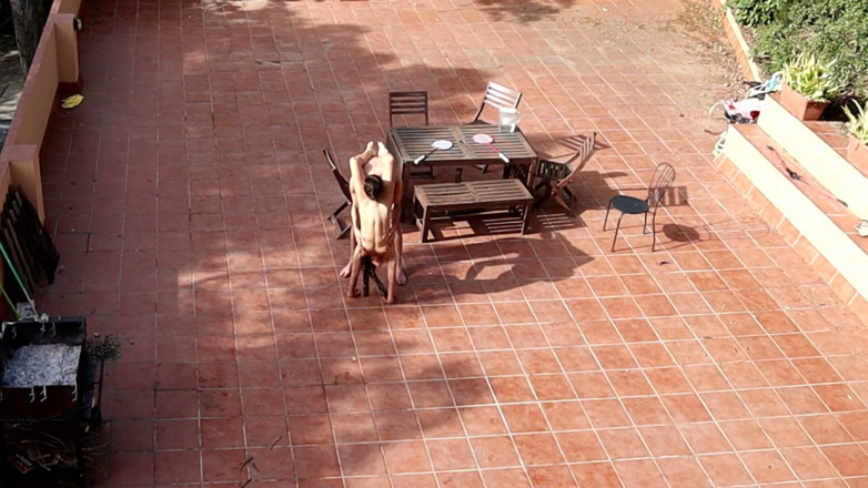 Magia Rosa: Coppia beccata a scopare nel cortile