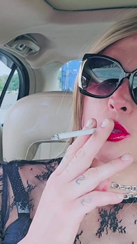 Kylie fumând joi bani gagici