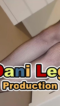 Dani spuści duży w seksownej czarnej kabaretce