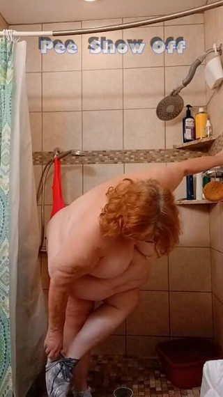 BBW nurse Vicki adventures with friends: peshaab dikhaana