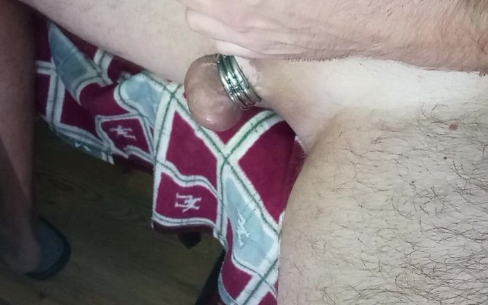 White Ukrainian Dick: 用金属球环的高质量家庭手淫！
