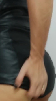 Duży tyłek MILF w skórzanych spodenkach booty