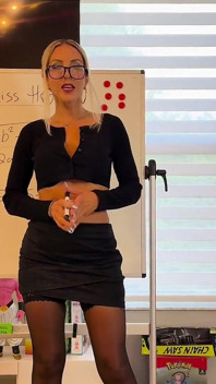 Seksi öğretmenim Sarah Harlow sikimin kocasından daha büyük olduğunu söyledi