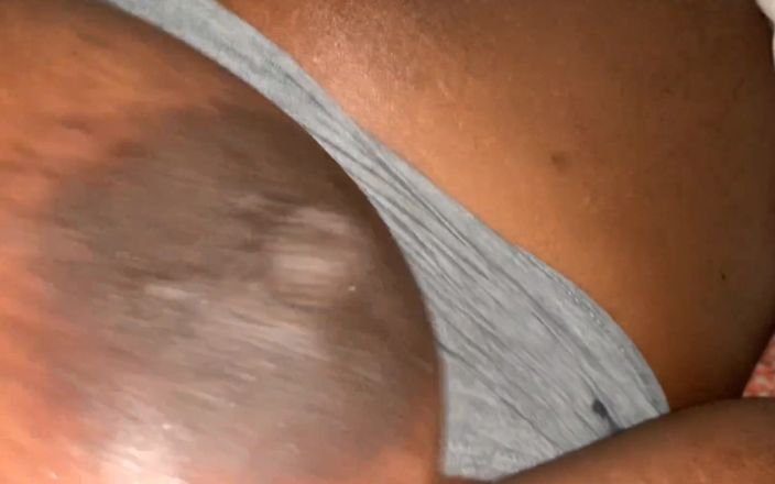 Super sexy ebony cuties: Je serre mes tétons durs