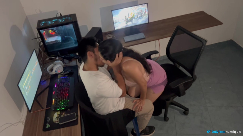 NamiQsein: Seks w biurze, dużo squirtingu i intensywny seks