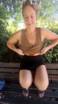 Exposição especial em um parque onde eu brinco com minha buceta milf puta, junte-se a mim