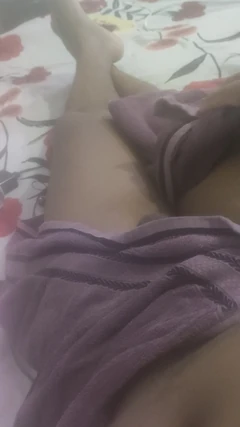 Sxstyle2 मेरे बेडरूम में ढीला लंड दिखा रही है