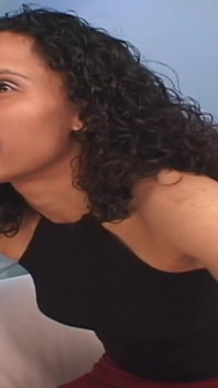 Jazmine spreizt ihre haarige latina-muschi