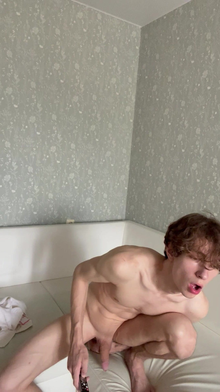 Last day: Pria seksi ini dientot habis-habisan sama kontol besar sampai matanya...