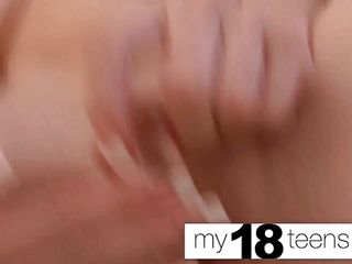 My 18 Teens: MY18TEENS - Babe onanerar våt fitta glas dildo