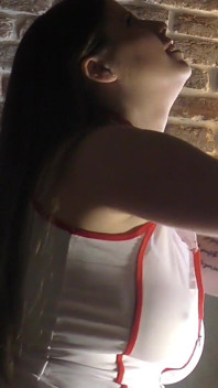 Peituda rabuda gostosa enfermeira sexy e com tesão recebe uma enorme carga de porra em seus belos peitos e corpo abertos