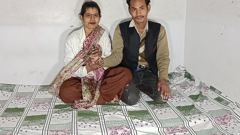 Desi Bhabhi Neha: shaukiya patni ko pharsh par choda jaata hai hot bhaartiy...