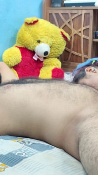 Fată care face laba și își freacă penisul și romantism fierbinte