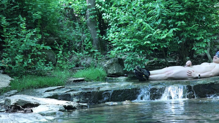 barenakedboy: Wyginanie się nad wodospadem, próba skradania się trochę prywatnej chwili ...