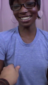 Min älskare en mörkhudad otrogen slampa med små bröst penetreras i fittan och ger avsugning