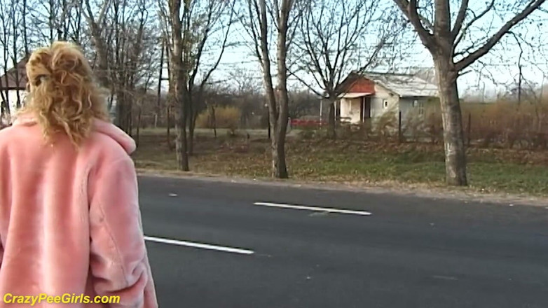 Crazy pee girls: Femeie în ciorapi care se pișă pe stradă