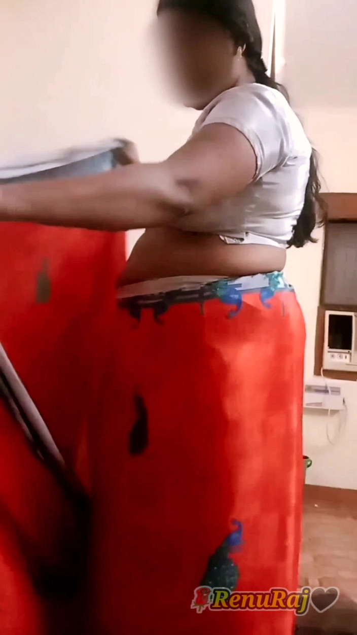 RenuRaj: デシ・インディアン・タミルのBBW妻ラタのヌードボディショー、大きな胸、お尻、毛深い秘部、サリーの挑発