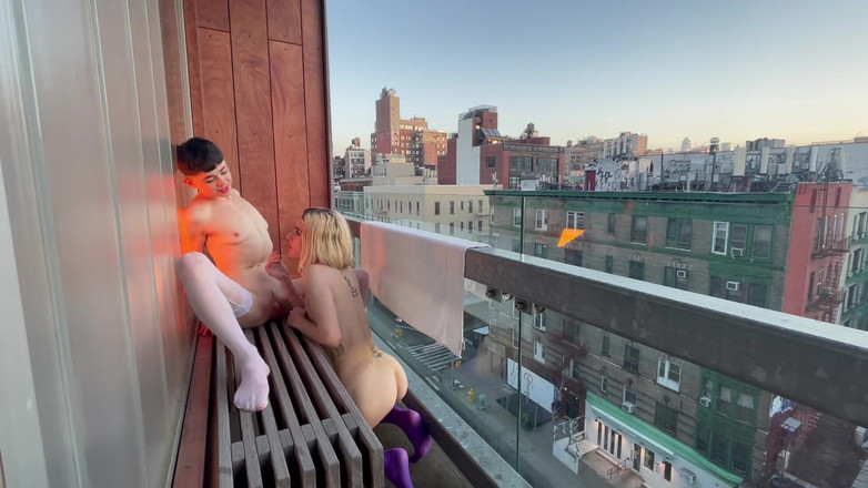 Magenta Lexx: Orgasme di tempat umum yang gila di balkon highrise
