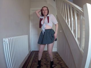 Horny vixen: Неслухняна дівчина в уніформі роздягається в колготках
