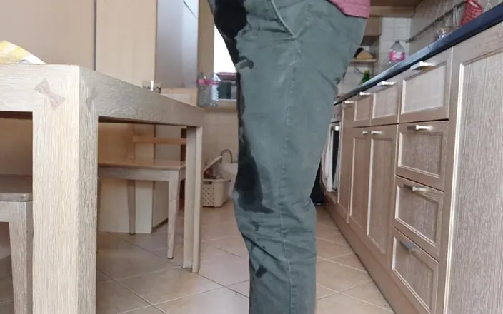 Kinky Guy: Preparing Food, but I Have to Pee Badly