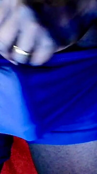 Il mio enorme rigonfiamento nei miei pantaloncini attillati di spandex blu con anello del