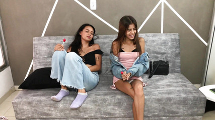 Mabesex: Bir çift üvey kız kardeş lezbiyen seks yapana kadar ısınıyorlar