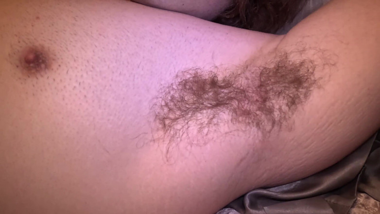 Mr Dimples: 谁想一边闻我毛茸茸的阴户一边撸管一边撸管？