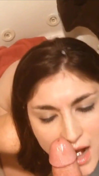 Amateur-MILF blowjob, Gesichtsbesamung und pisse im mund