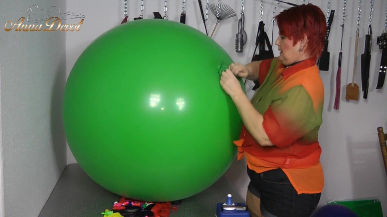 Anna Devot: Mega balloon blow up