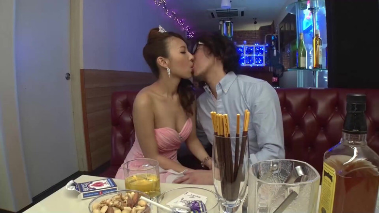 Watch Dirty Movies: สาวเอเชียยอมให้เย็ดที่งานปาร์ตี้สละโสด