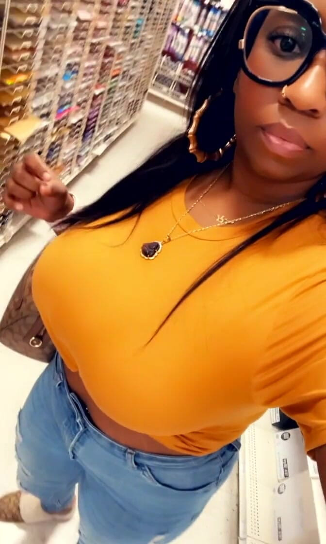 Diamond: 她像太阳一样闪闪发光。