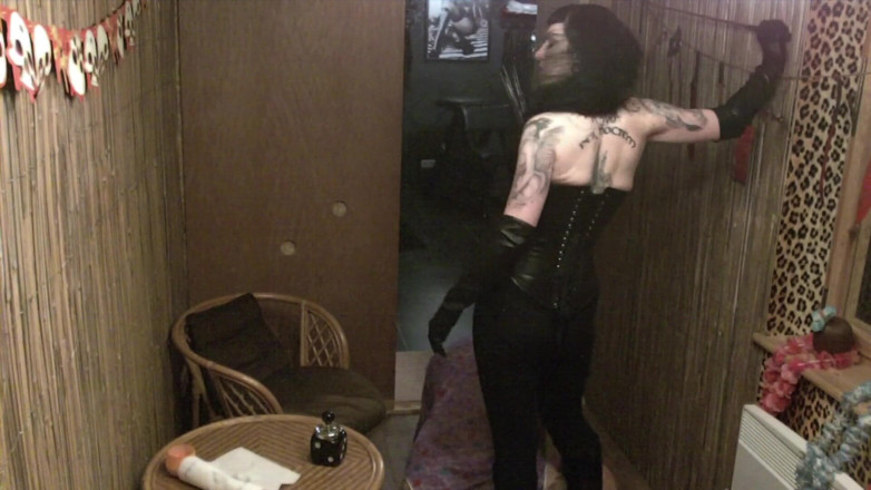Domina Lady Vampira - SM Studio Femdom Empire: Спостерігаючи і караючи господиню шкіряними гловами