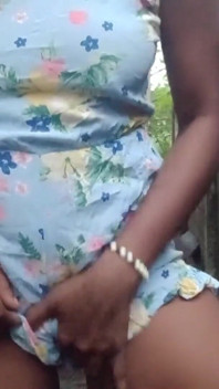 Ny hairy wet pussy fingering memeknya di luar ruangan sampai muncrat sambil merangkak