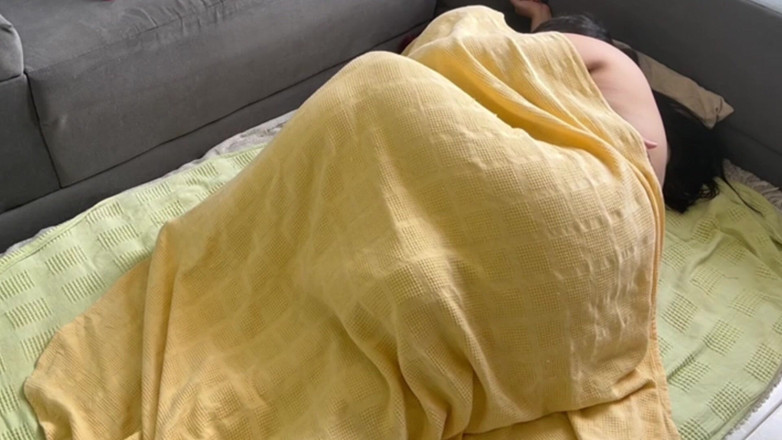 Elenafox: 내 보지를 가지고 노는 것을 아무도 알아내지 못하는 시트 아래에서 따먹어