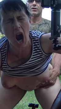 Detrás de escena de madura mariquita seduce para follar al aire libre