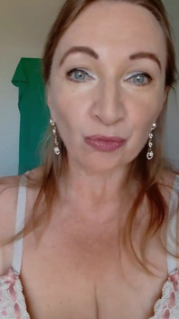 Jag börjar ta av mig kläderna ... Striptease! Dansa naken för dig med mina enorma studsande bröst.