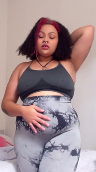 Une BBW essaye un legging de gym