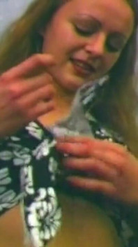 Blonde slet rekt poesje wijd uit met een enorme fles inbrengen