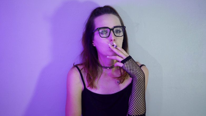 Alicia Robertz: Gotik kız file çorap içinde sigara içiyor