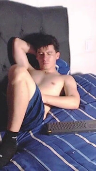 ベッドの上でチンコを引っ張る