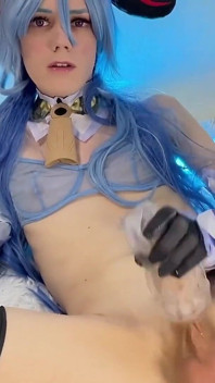 Transgender in Genshin impact cosplay sperma in vleeslicht
