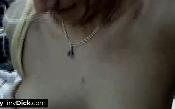 MyTinyDick: Як тільки вони з'їхалися на дорогу, вона почала смоктати його маленький член