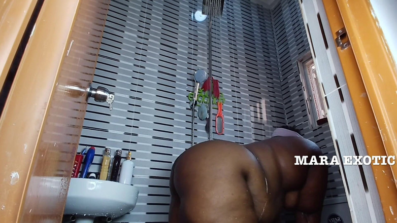 Mara Exotic: Masa mandi dengan MILF dengan pantat gemuk - Mara Exotic