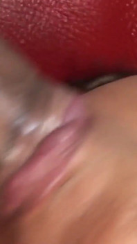 Une rousse infidèle à la peau sombre avec des seins énormes et des cheveux brunes est prête à se faire baiser par une grosse bite noire