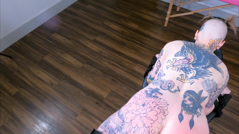 The Flourish XXX: Tattuerad tjej BDSM få lydnad bänk och piskad