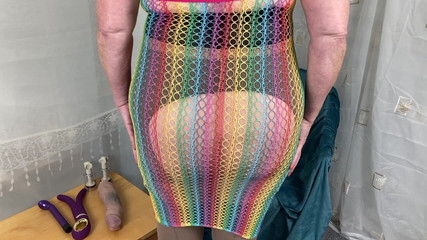 Mr MF: 熟女夫人的脚展示她张开的裆部腰带