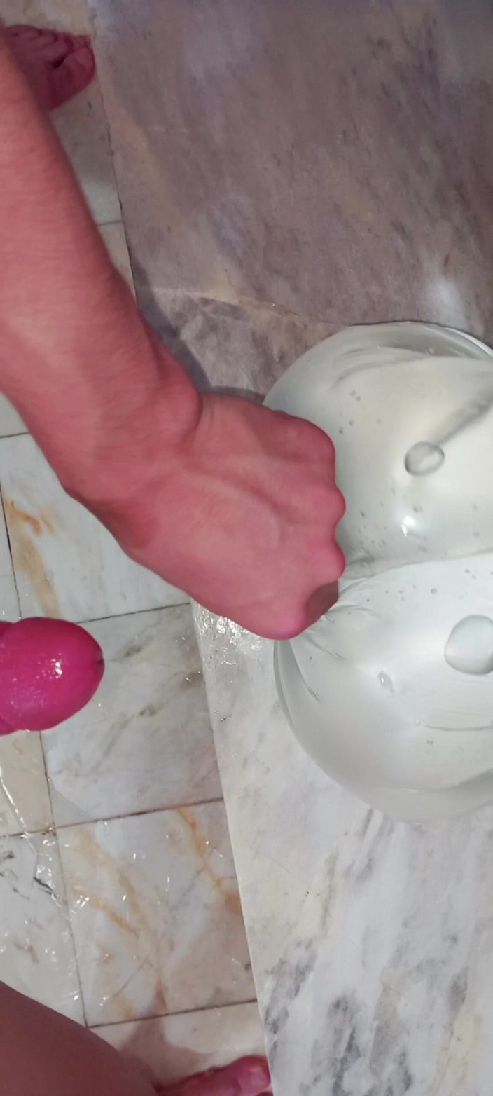 SHAYAN DENIZ: Возбужденная анальная мастурбация в ванной в одиночестве - настоящая игра с игрушкой