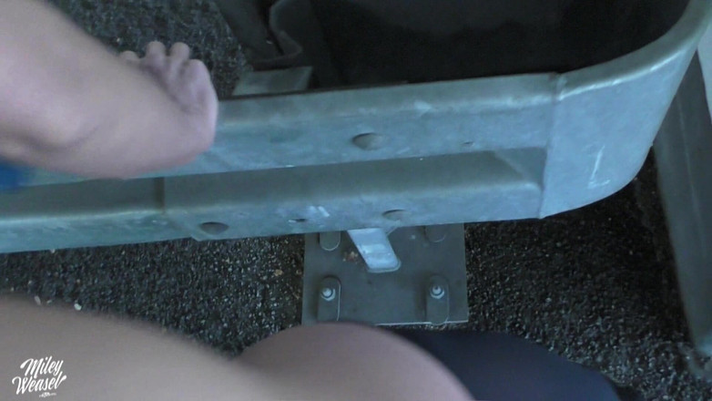 Miley Weasel: ドイツ人ブロンドのマイリー・イタチが駐車場で尻を犯される