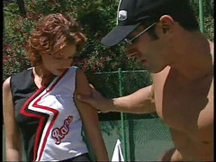 Analconda: Seksowna laska o idealnym ciele zostaje zaorana na zewnątrz